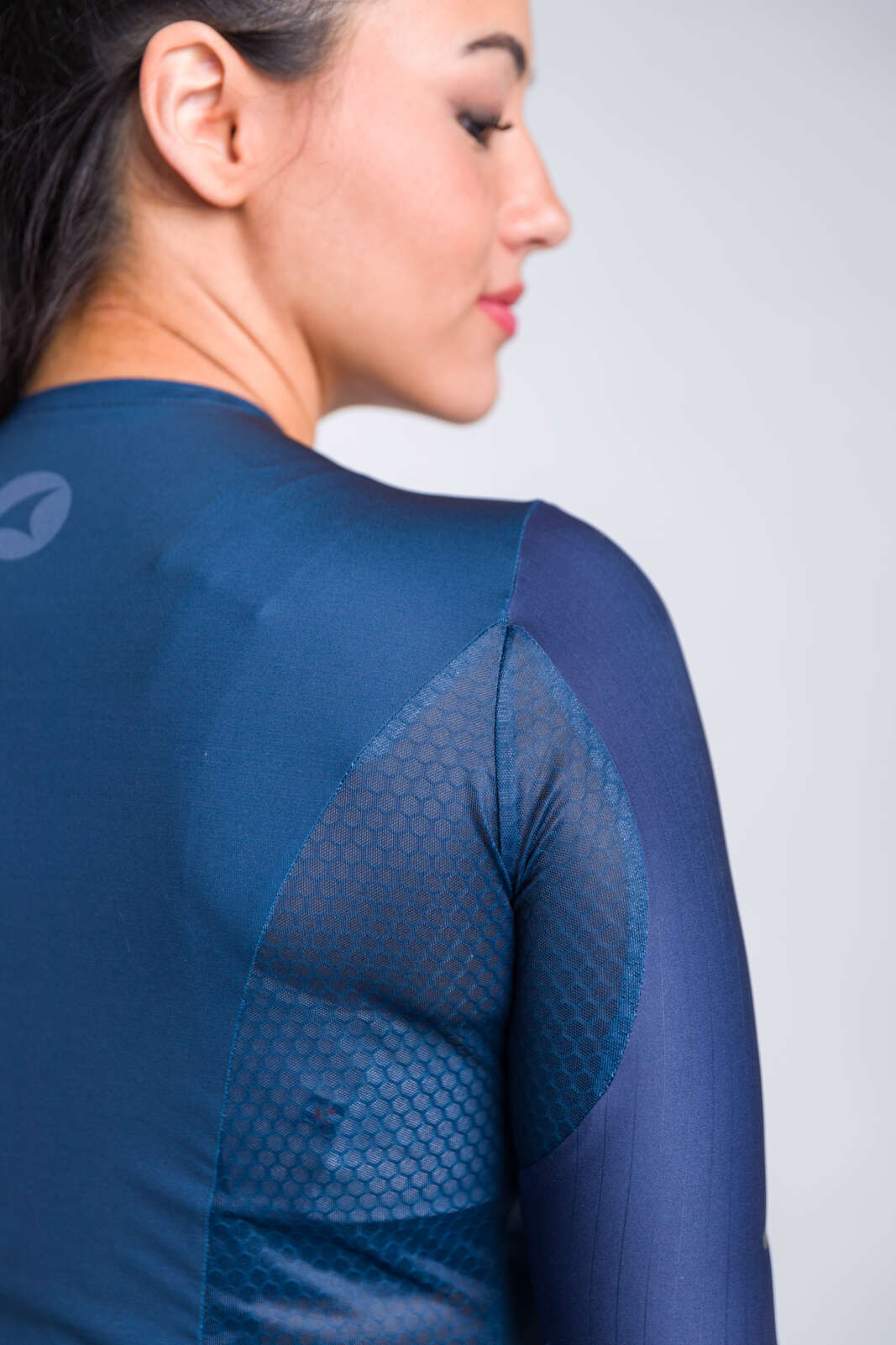 Women's Flyte Jersey detail shoulder #color_midnight-navy